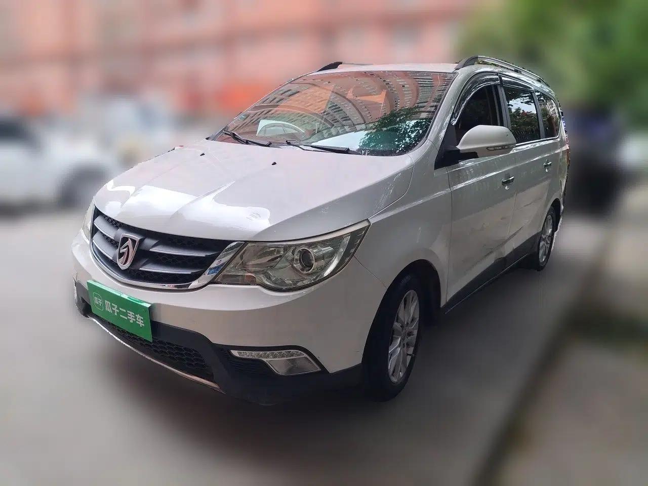 Baojun 730 2014 1.5L manual Comfort version 7 seats — миниатюра 1