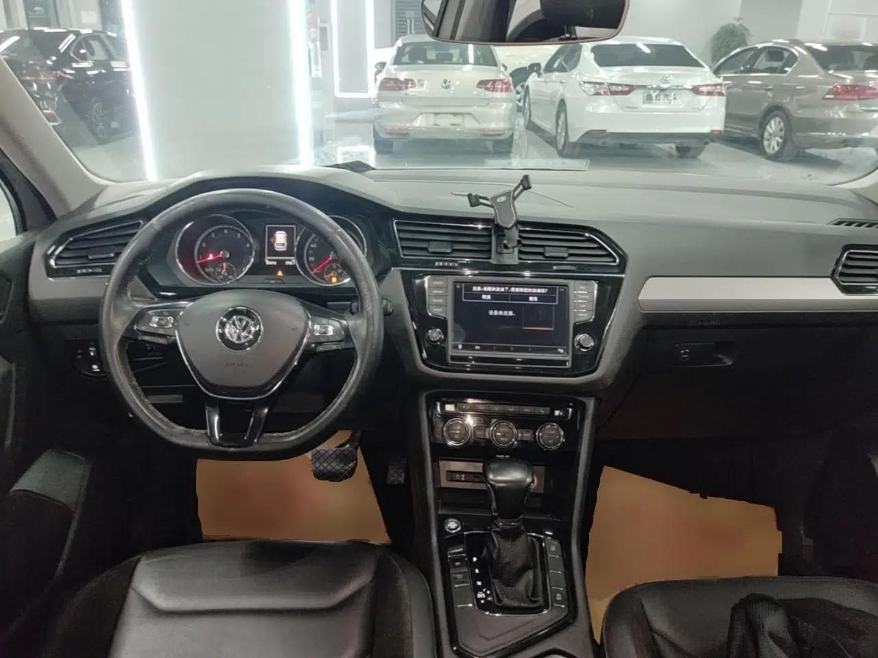 Volkswagen Tiguan L 2017 330TSI Automatic Two-Wheel Drive Luxury Edition — миниатюра 12