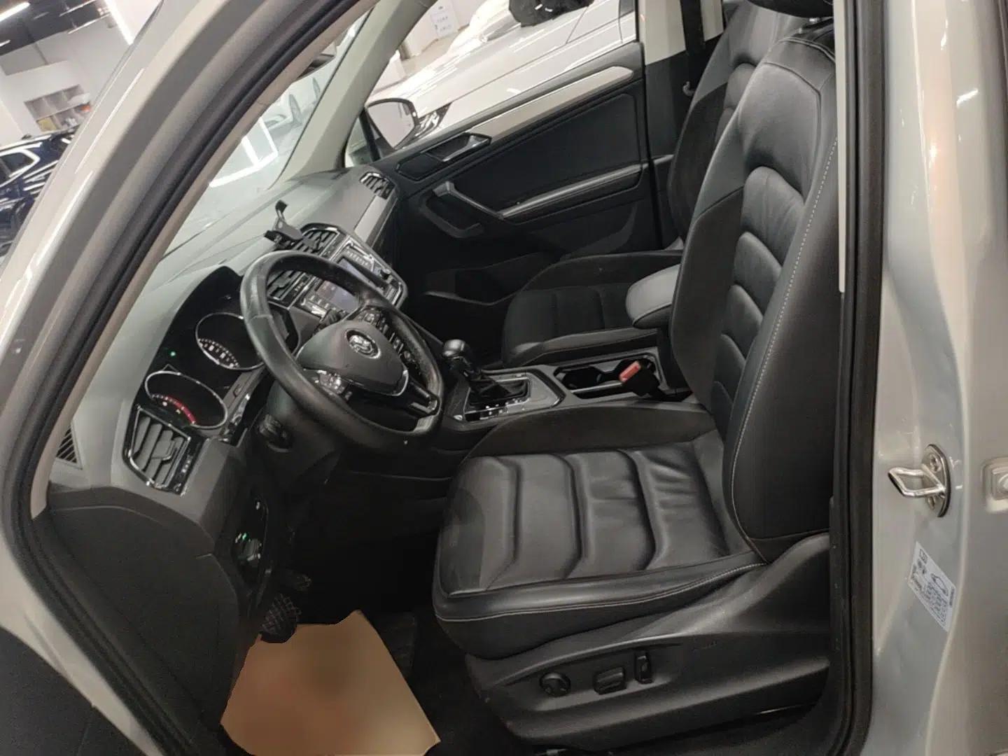 Volkswagen Tiguan L 2017 330TSI Automatic Two-Wheel Drive Luxury Edition — миниатюра 17