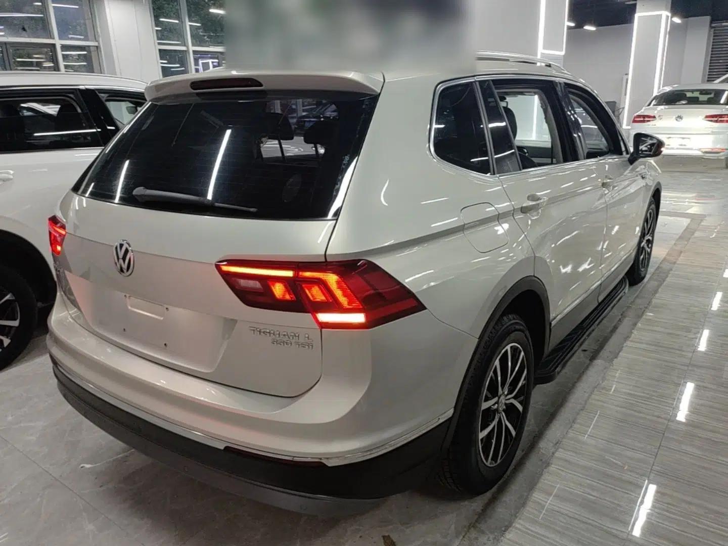 Volkswagen Tiguan L 2017 330TSI Automatic Two-Wheel Drive Luxury Edition — миниатюра 6