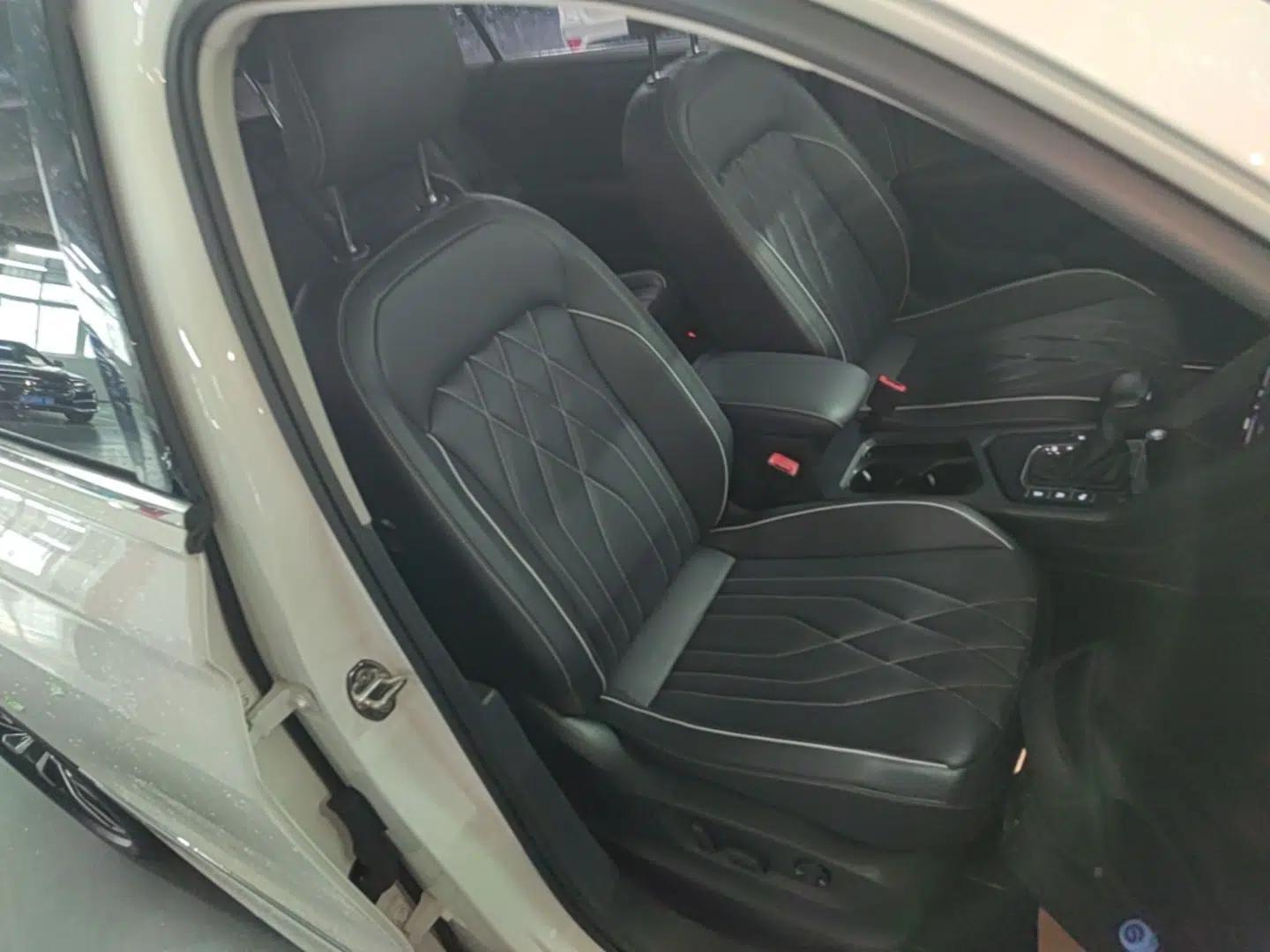 Volkswagen Tiguan L 2022 330TSI Automatic Two-Wheel Drive R-Line Enhanced Edition — миниатюра 19