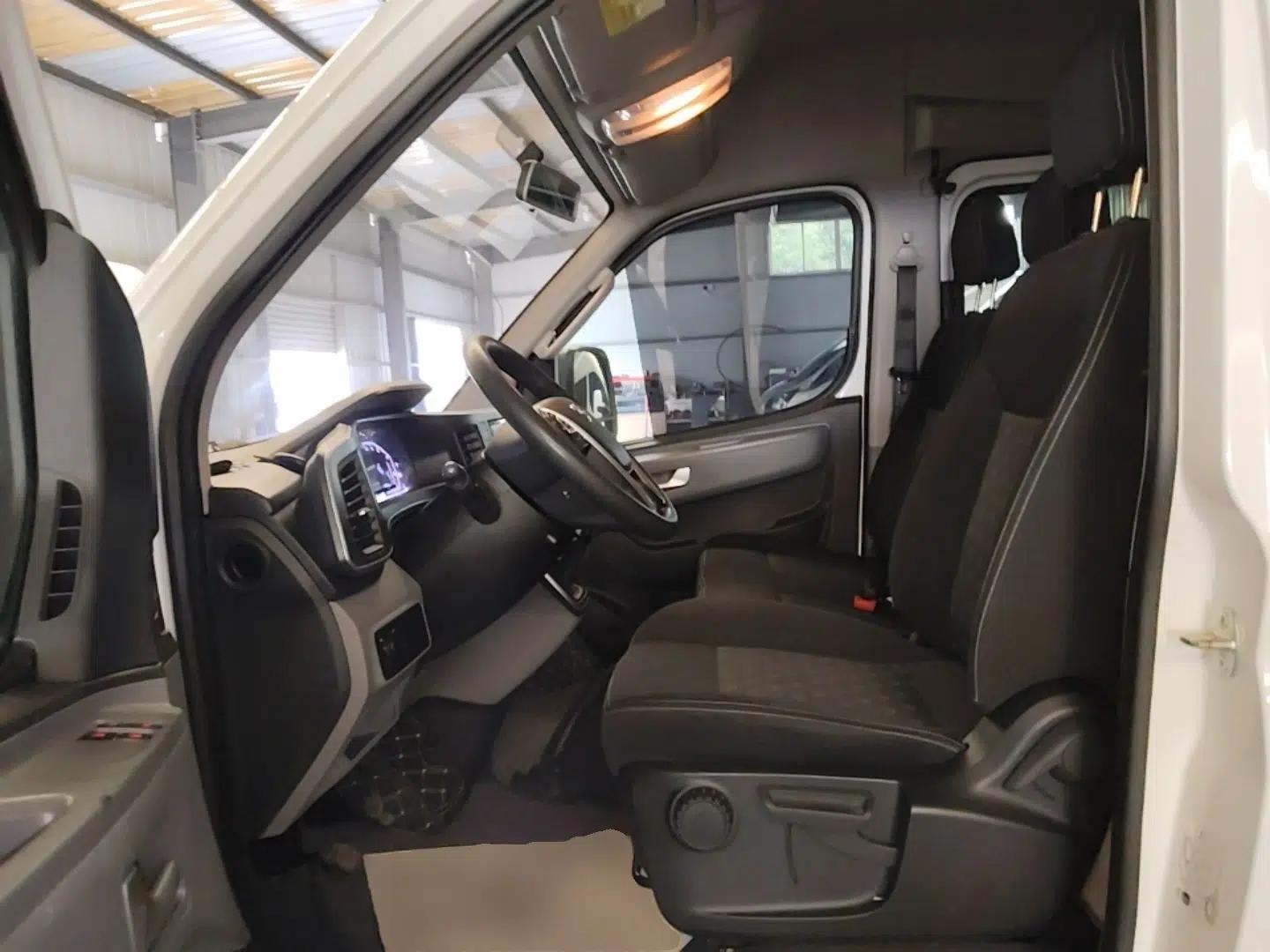 SAIC MAXUS Xintu V80 2023 2.0T Manual Classic Aoyuntong Short Wheelbase Mid-Roof 5/6-Seater — миниатюра 17