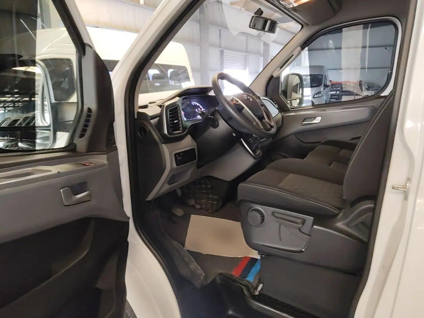 SAIC MAXUS Xintu V80 2023 2.0T Manual Classic Aoyuntong Short Wheelbase Mid-Roof 5/6-Seater — миниатюра 18