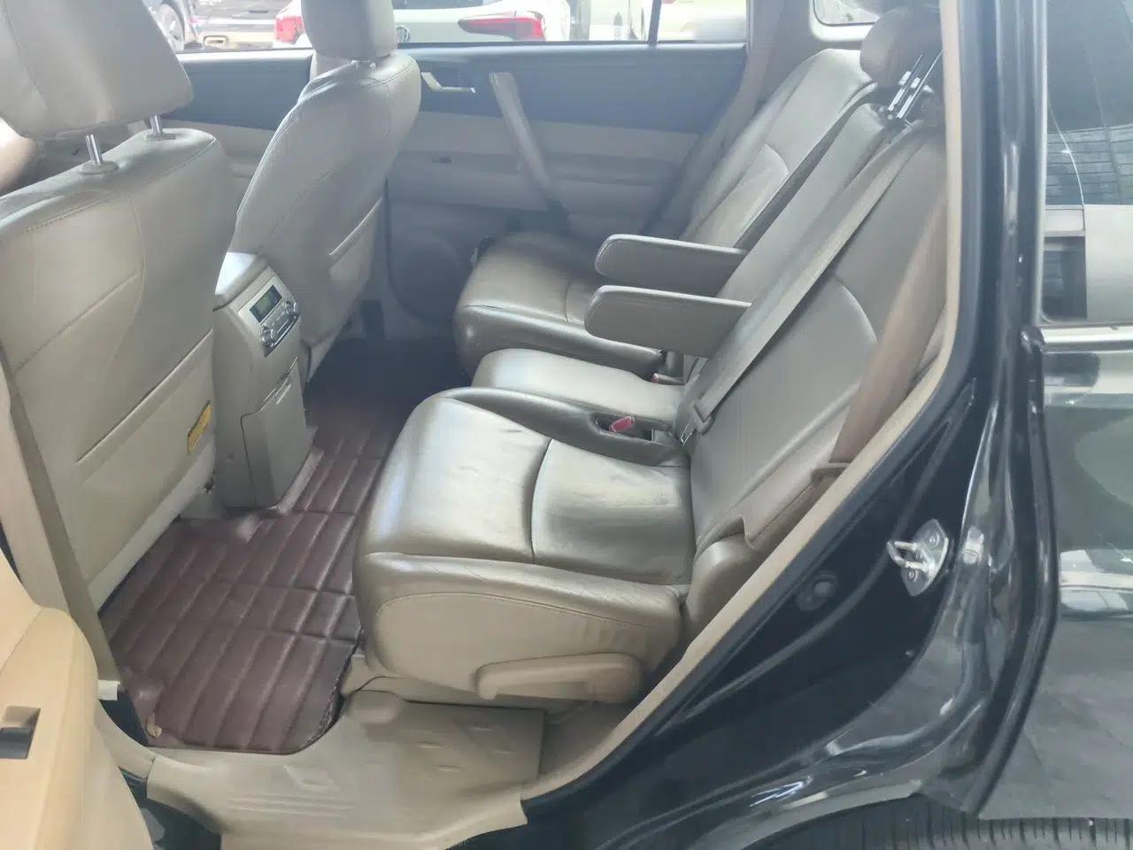 Toyota Highlander 2012 2.7L Two-Wheel Drive 7-Seater Luxury Edition — миниатюра 17