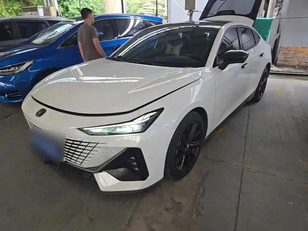 Changan UNI-V 2024 1.5T High-Performance Edition — миниатюра 1