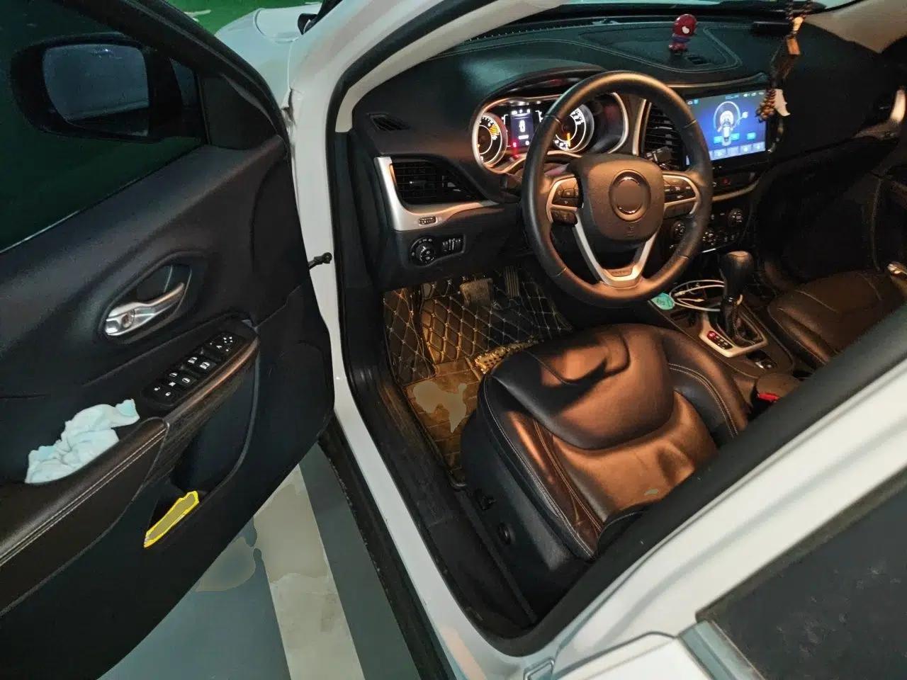 Jeep Cherokee 2016 2.4L Leading Edition — миниатюра 16