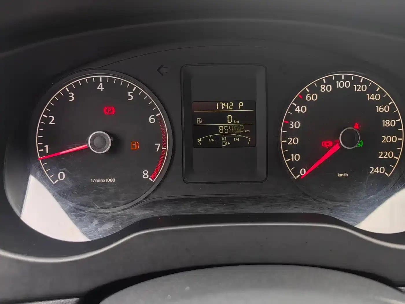 2014 Volkswagen Sagitar Facelift 1.6L Automatic Comfort Model — миниатюра 15