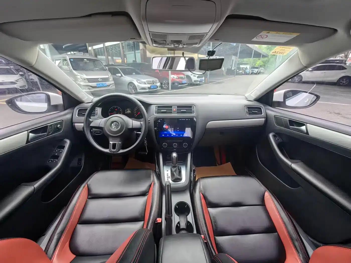 2014 Volkswagen Sagitar Facelift 1.6L Automatic Comfort Model — миниатюра 17