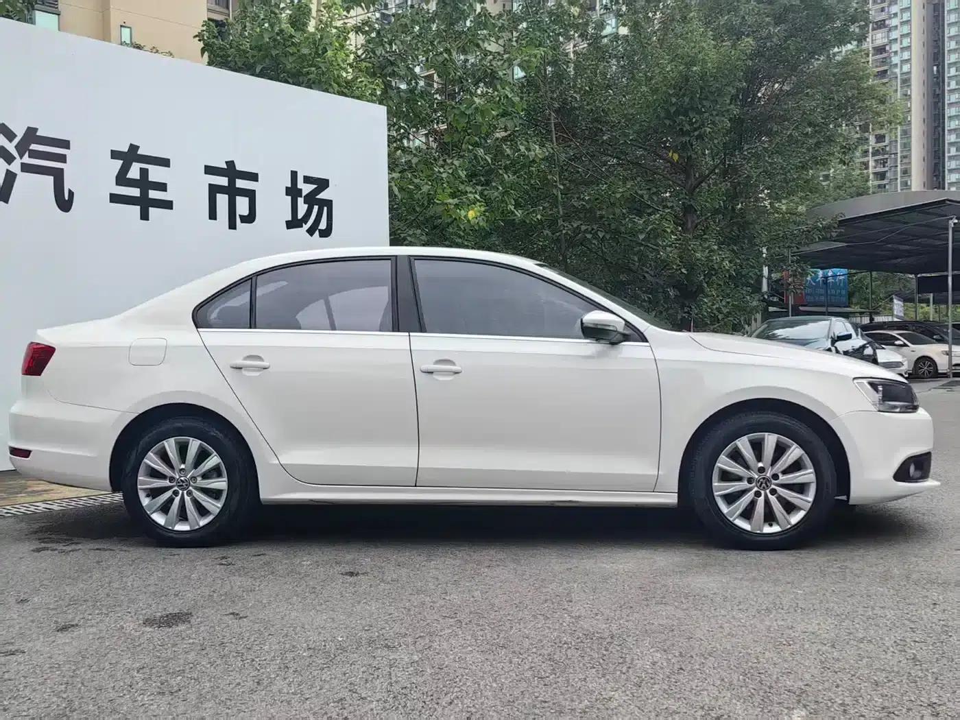 2014 Volkswagen Sagitar Facelift 1.6L Automatic Comfort Model — миниатюра 3