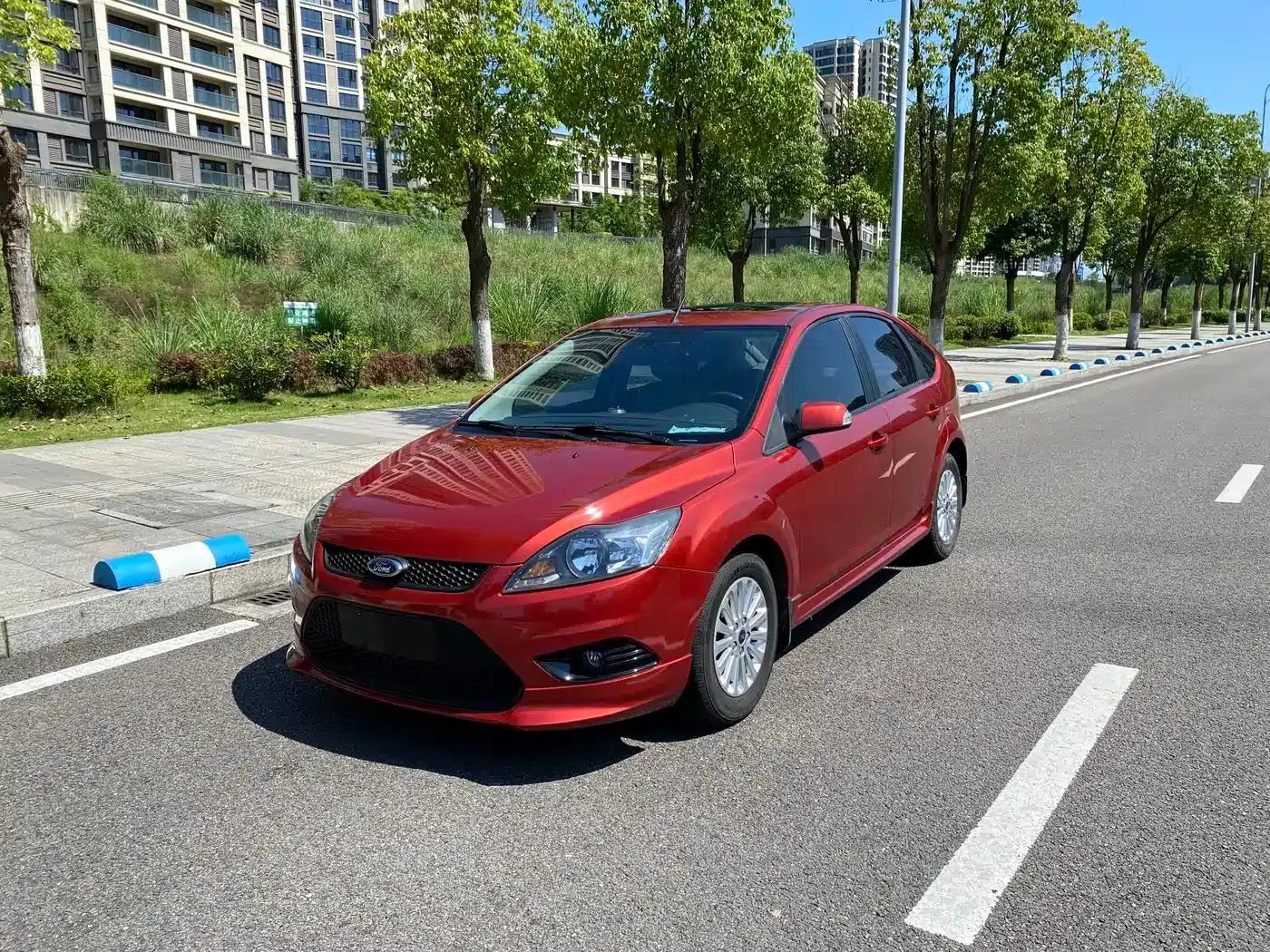 Ford Focus 2013 Hatchback Classic 1.8L Automatic Fashion Edition — миниатюра 1