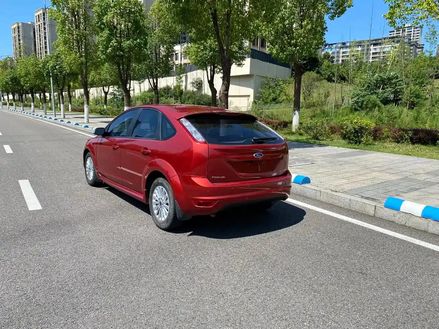 Ford Focus 2013 Hatchback Classic 1.8L Automatic Fashion Edition — миниатюра 3