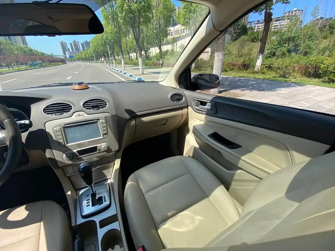 Ford Focus 2013 Hatchback Classic 1.8L Automatic Fashion Edition — миниатюра 23