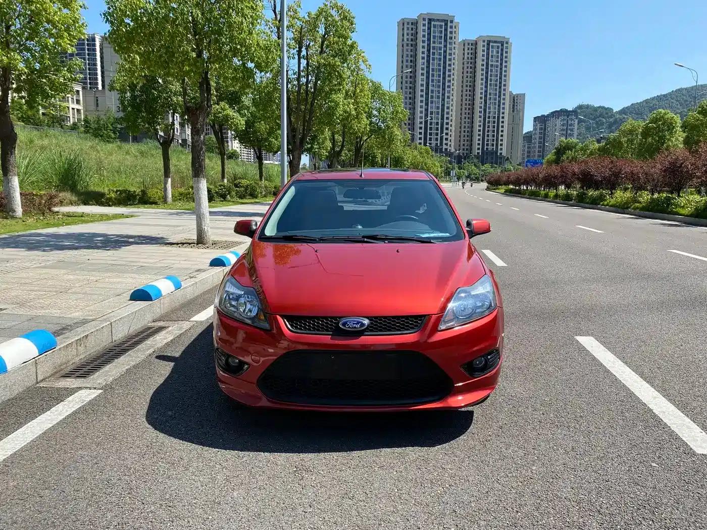 Ford Focus 2013 Hatchback Classic 1.8L Automatic Fashion Edition — миниатюра 4
