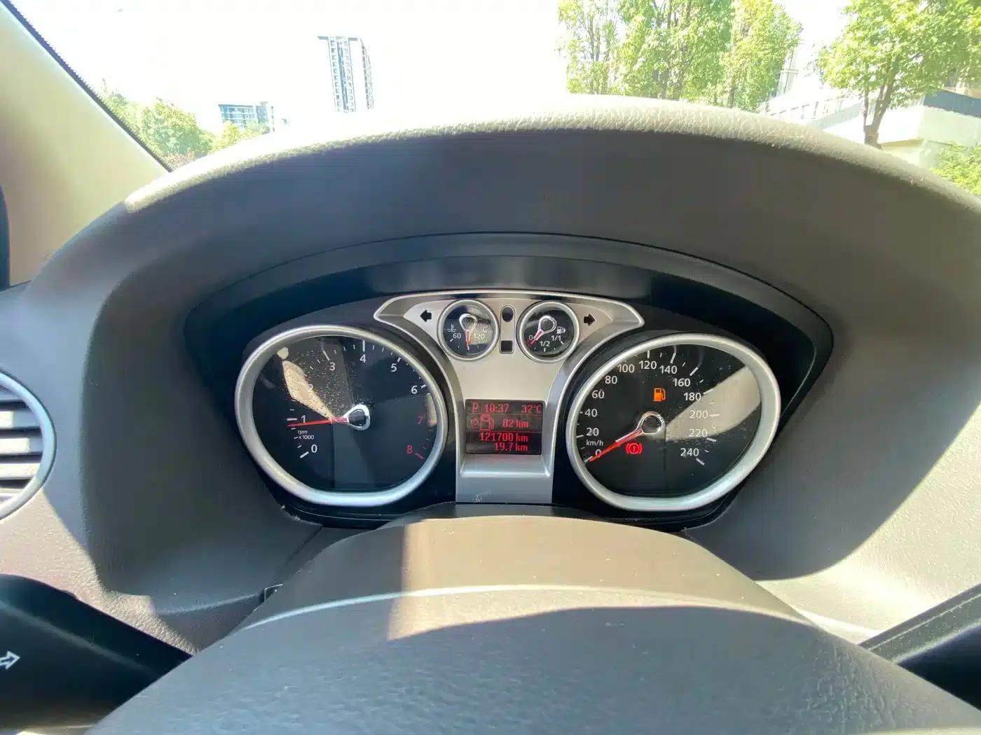 Ford Focus 2013 Hatchback Classic 1.8L Automatic Fashion Edition — миниатюра 5
