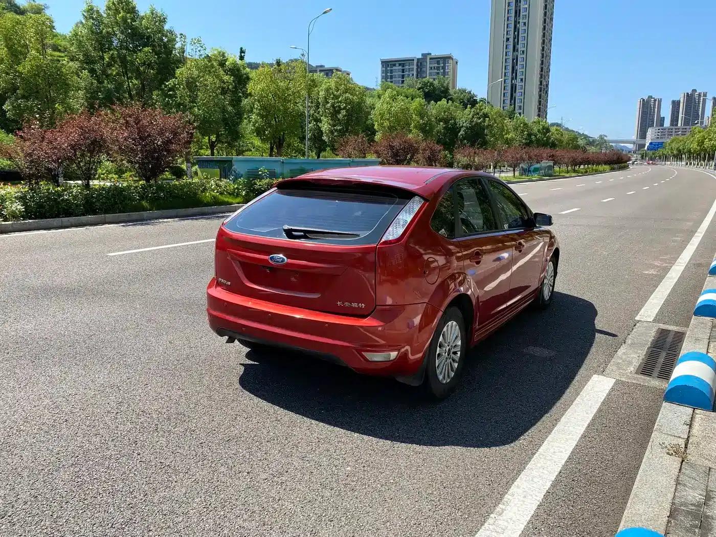 Ford Focus 2013 Hatchback Classic 1.8L Automatic Fashion Edition — миниатюра 7