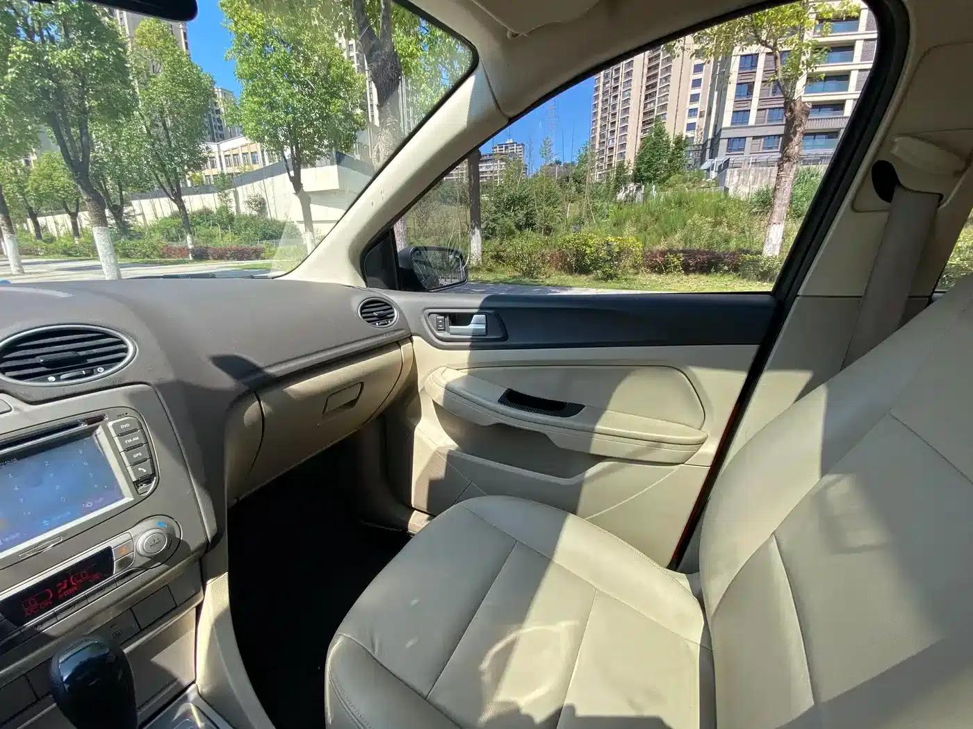Ford Focus 2013 Hatchback Classic 1.8L Automatic Fashion Edition — миниатюра 8
