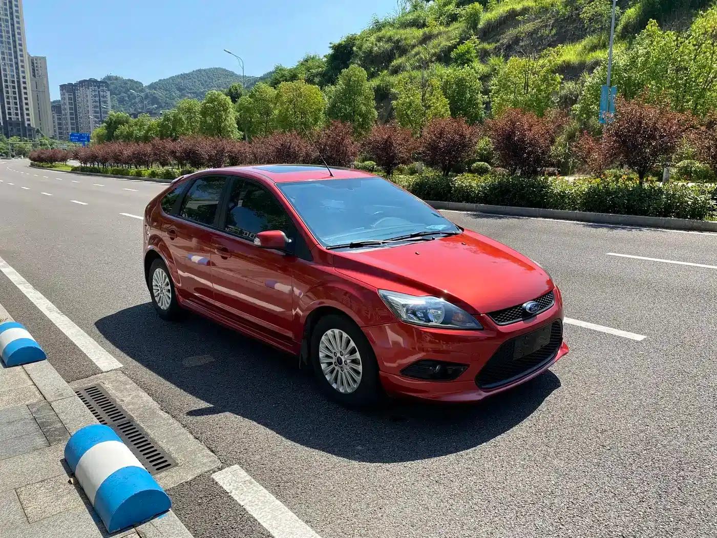 Ford Focus 2013 Hatchback Classic 1.8L Automatic Fashion Edition — миниатюра 9