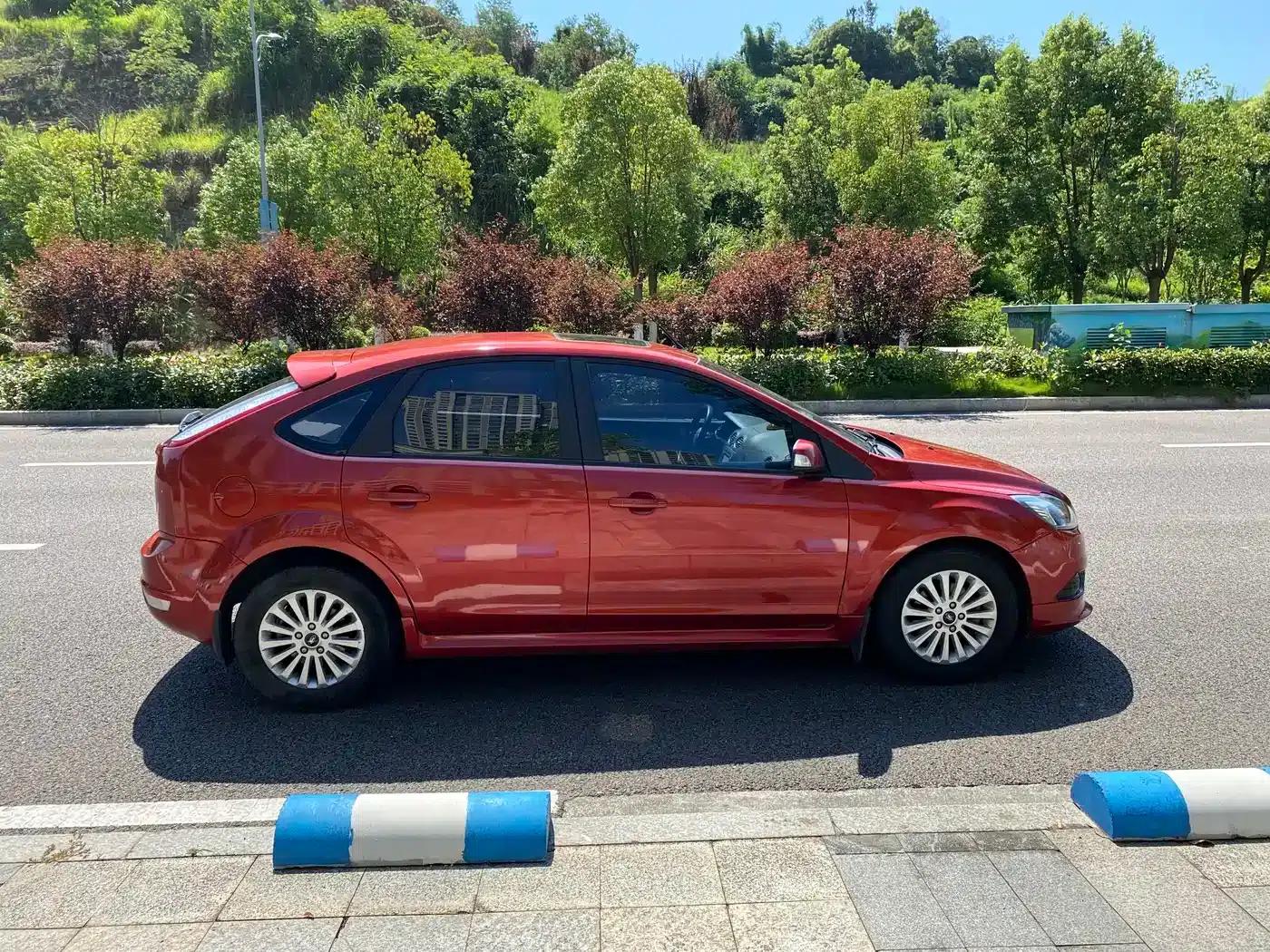 Ford Focus 2013 Hatchback Classic 1.8L Automatic Fashion Edition — миниатюра 10
