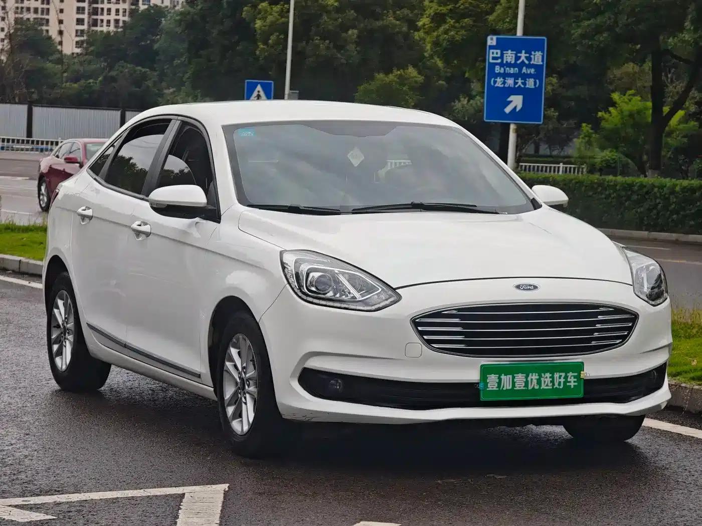 Ford Focus 2019 1.5L Automatic Premium Edition — миниатюра 3
