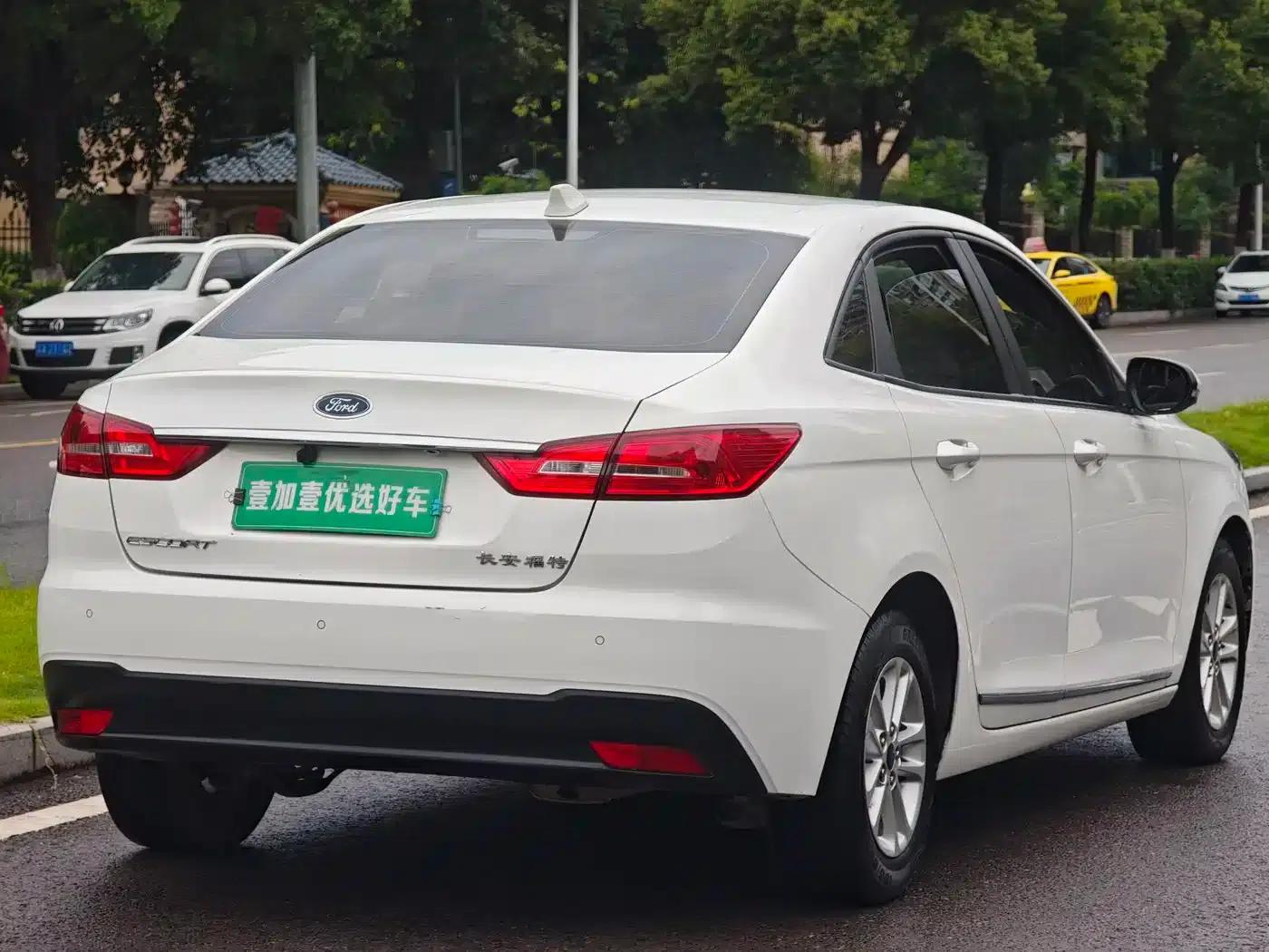 Ford Focus 2019 1.5L Automatic Premium Edition — миниатюра 5