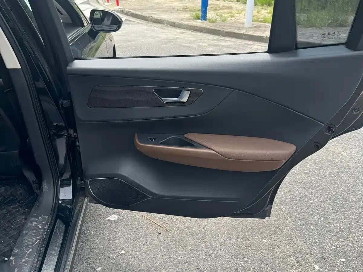 Hongqi E-QM5 2021 Charging Flagship Edition — миниатюра 7