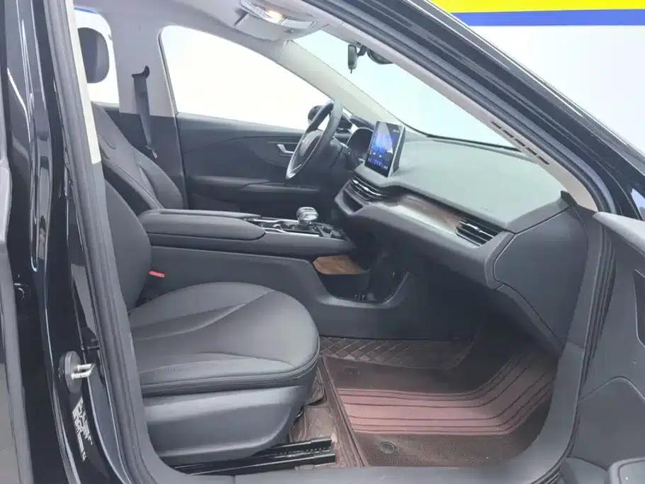 Hongqi E-QM5 2024 Model 450km Travel Edition — миниатюра 8