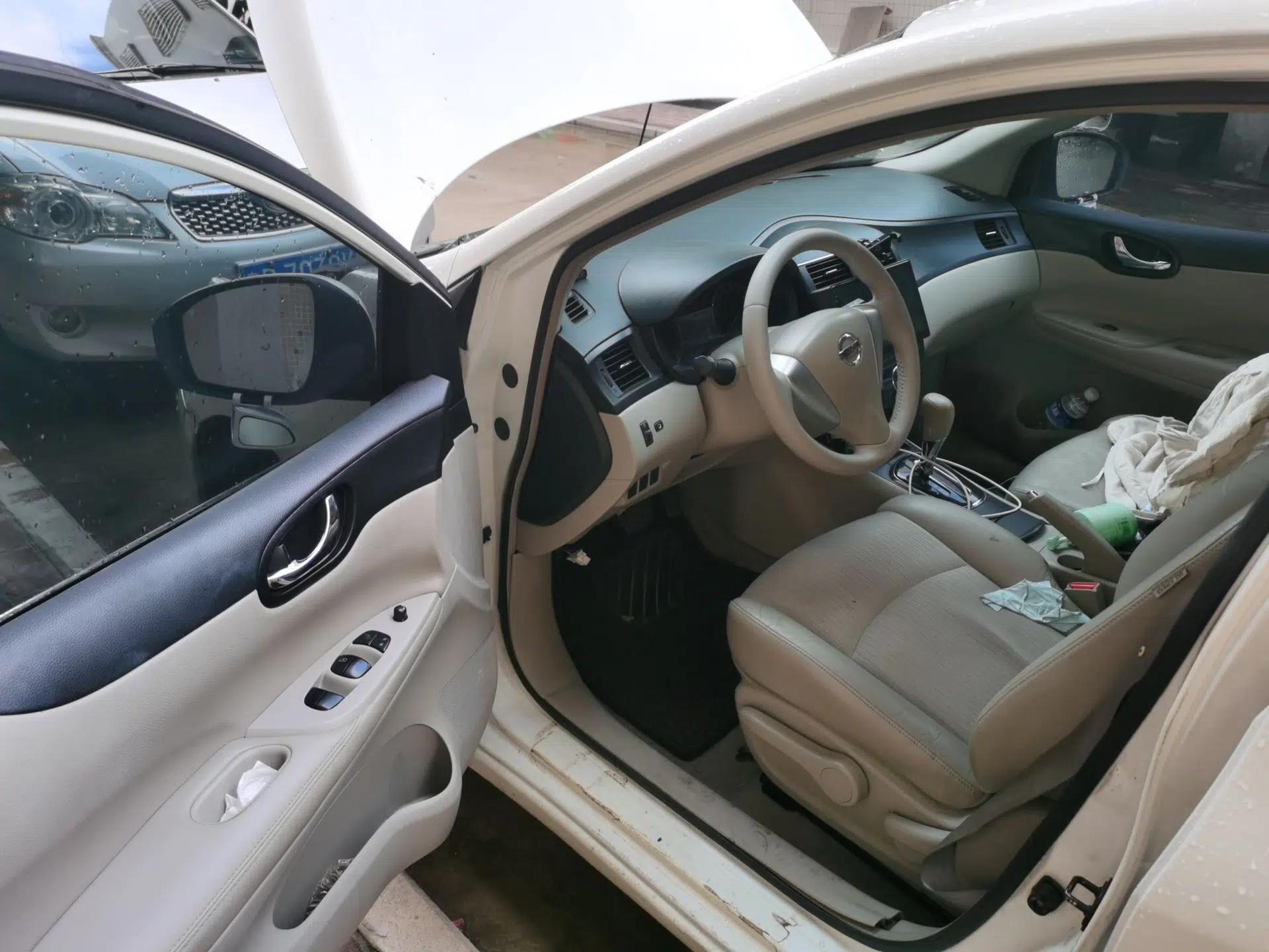 Nissan Tiida 2011 1.6L CVT Comfort Model — миниатюра 16
