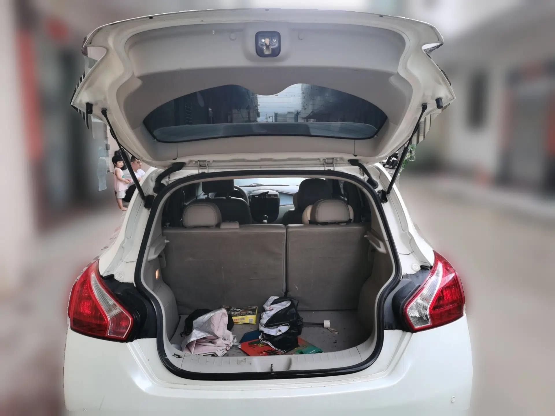 Nissan Tiida 2011 1.6L CVT Comfort Model — миниатюра 19