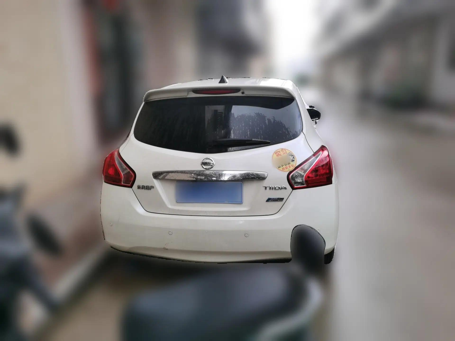 Nissan Tiida 2011 1.6L CVT Comfort Model — миниатюра 5