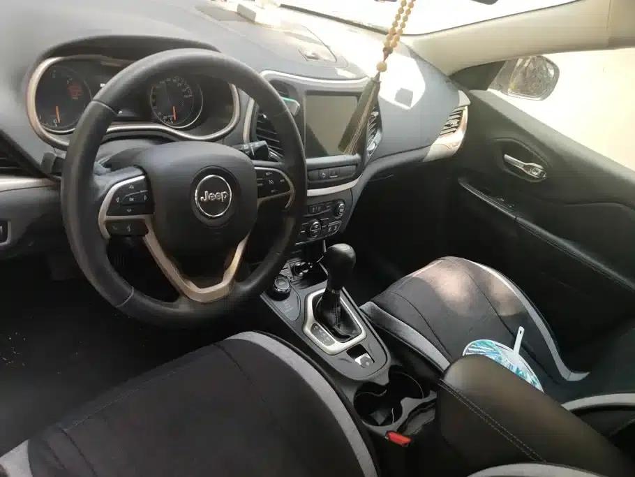 Jeep Cherokee 2016 2.4L Professional Smart Edition — миниатюра 12