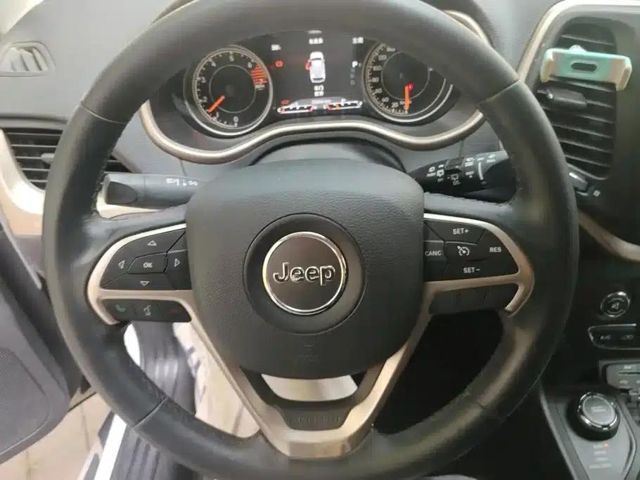Jeep Cherokee 2016 2.4L Professional Smart Edition — миниатюра 15