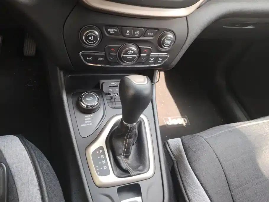 Jeep Cherokee 2016 2.4L Professional Smart Edition — миниатюра 16