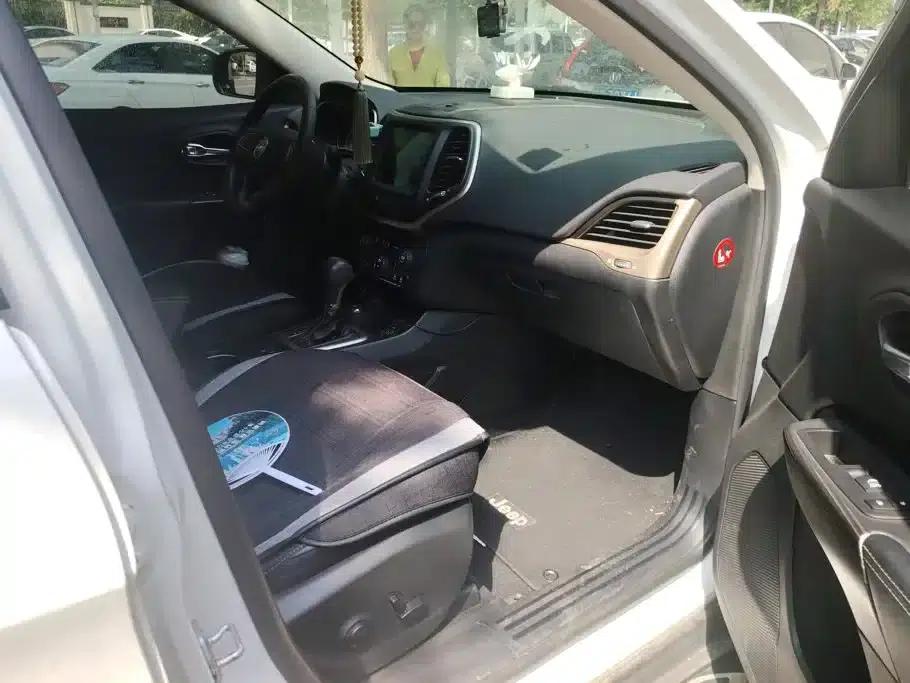 Jeep Cherokee 2016 2.4L Professional Smart Edition — миниатюра 8