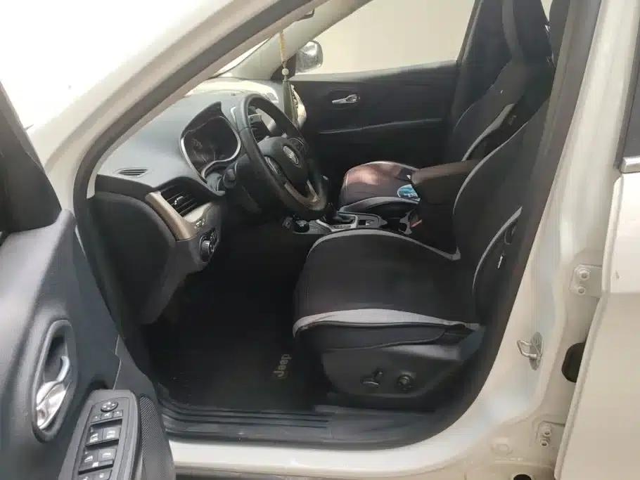 Jeep Cherokee 2016 2.4L Professional Smart Edition — миниатюра 9