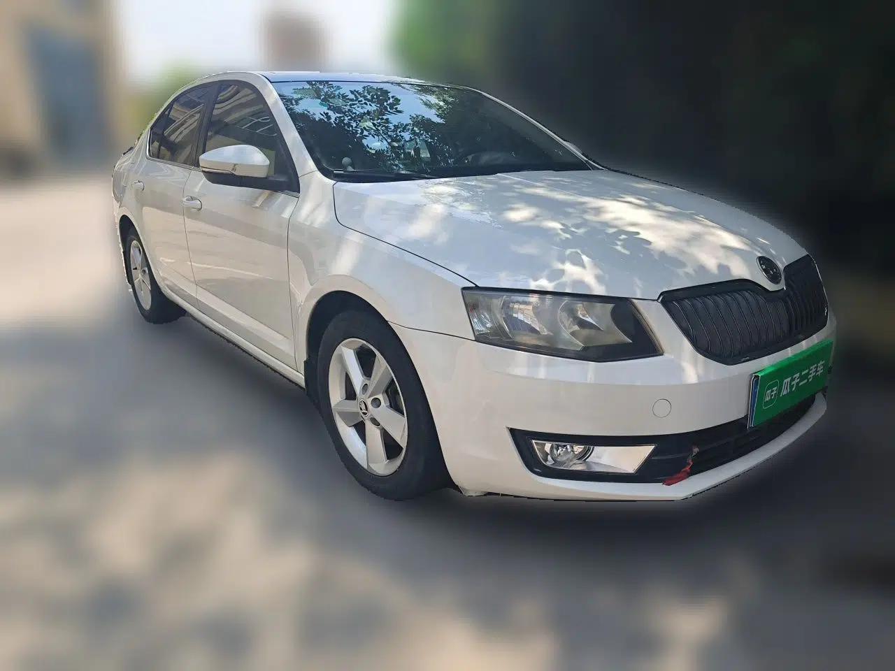 Skoda Octavia 2015 1.6L Manual Yijun Edition — миниатюра 3