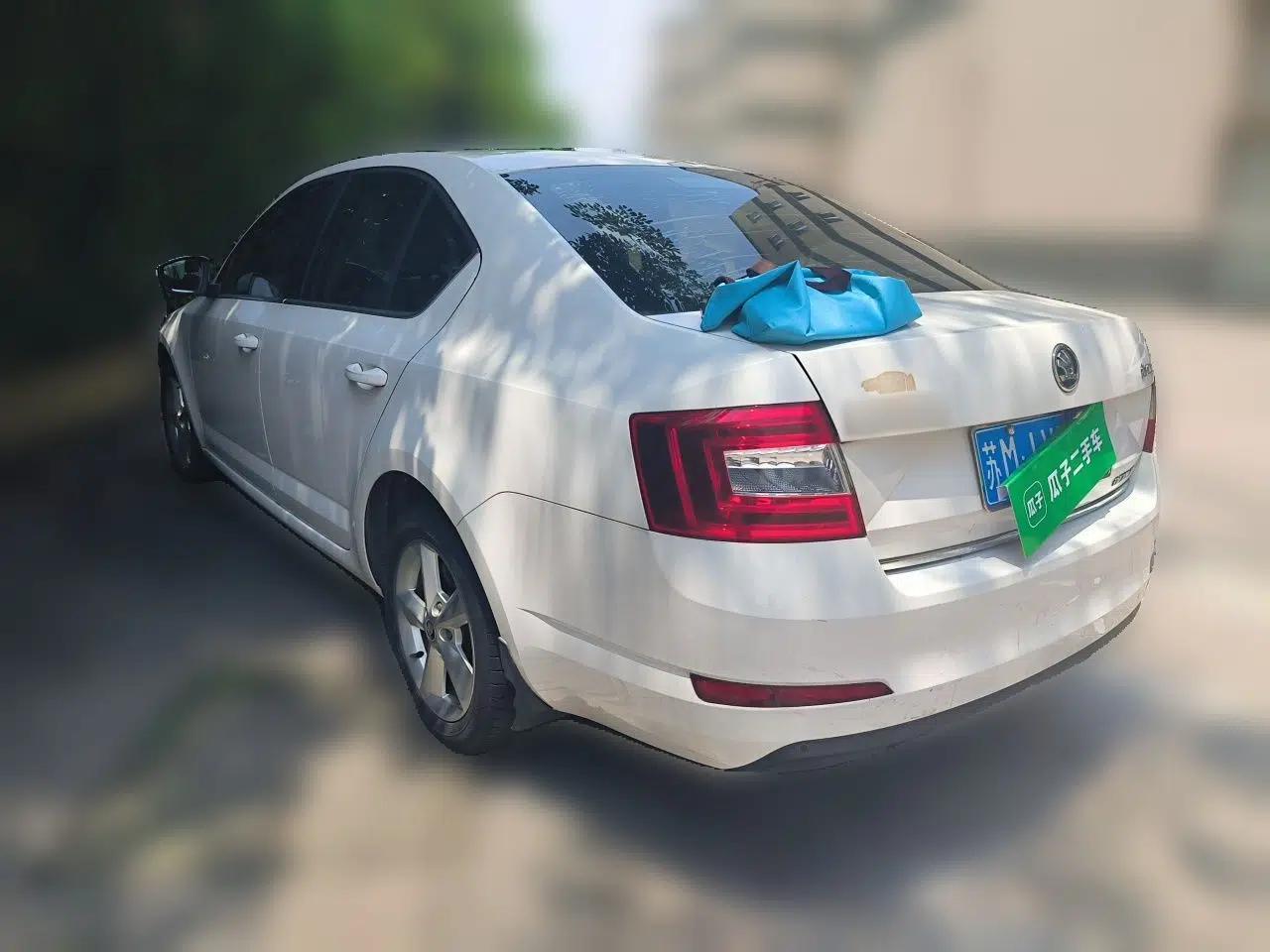Skoda Octavia 2015 1.6L Manual Yijun Edition — миниатюра 4