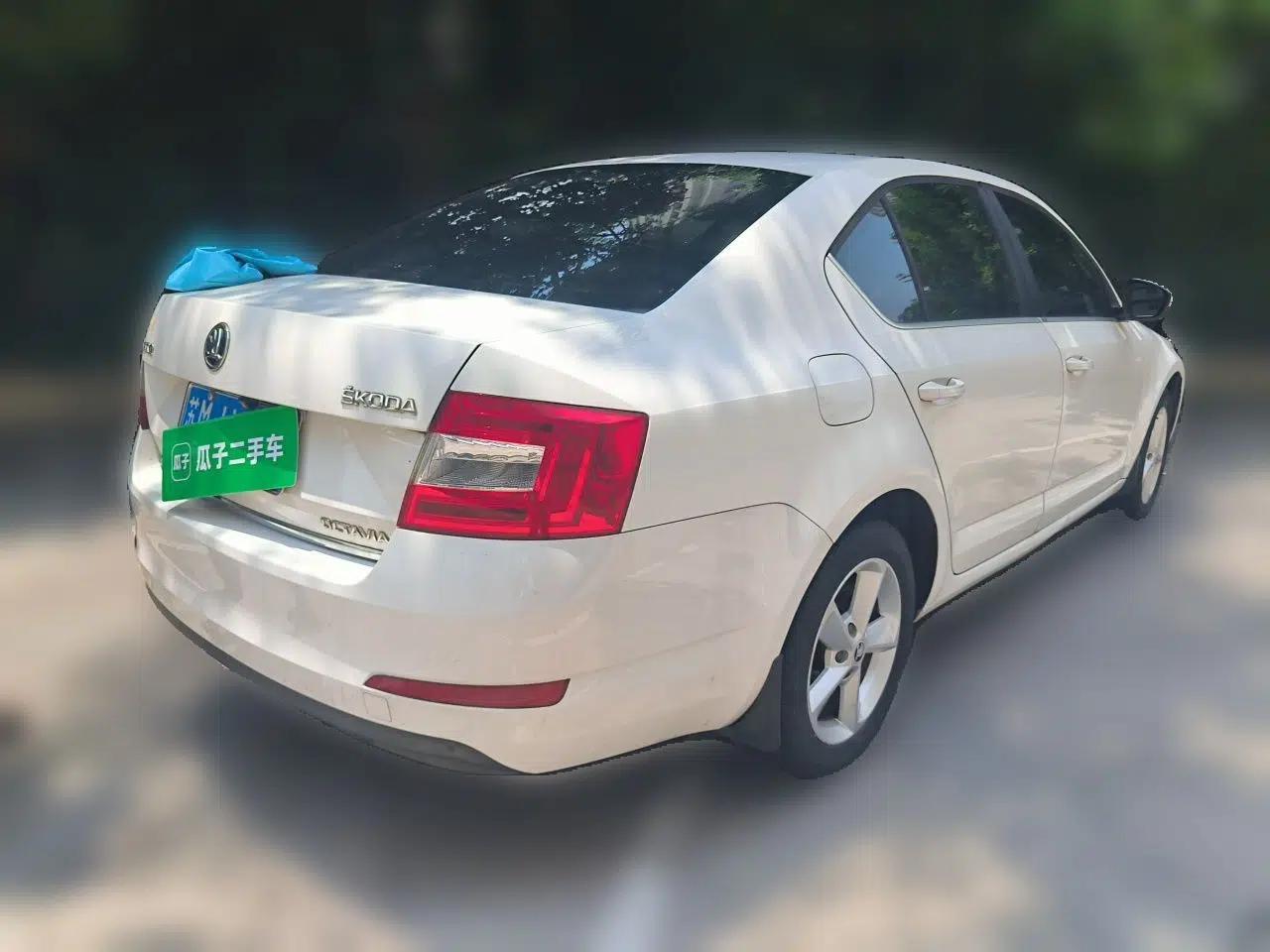 Skoda Octavia 2015 1.6L Manual Yijun Edition — миниатюра 6