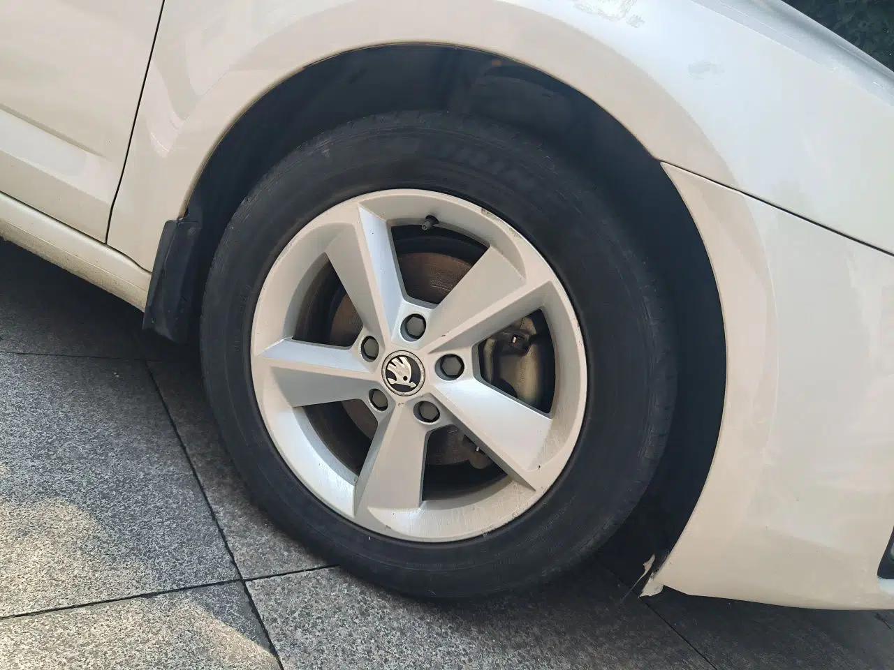 Skoda Octavia 2015 1.6L Manual Yijun Edition — миниатюра 8