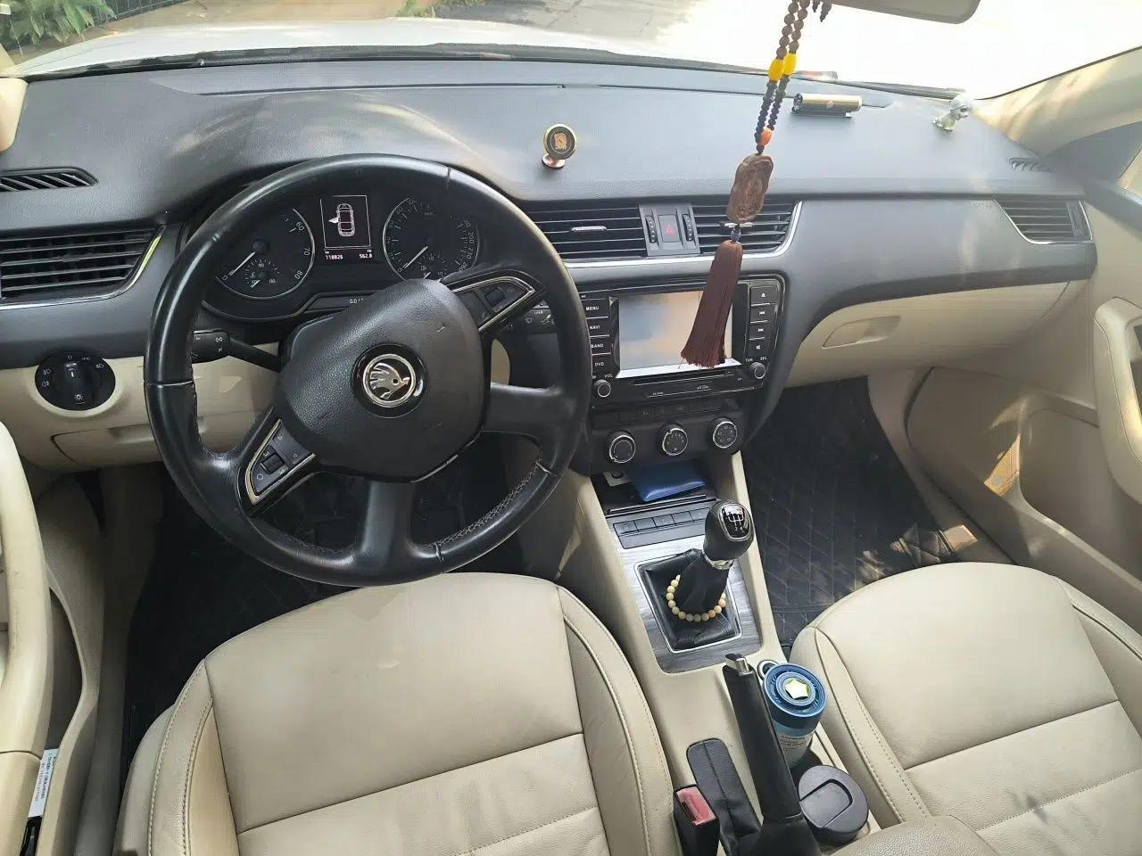 Skoda Octavia 2015 1.6L Manual Yijun Edition — миниатюра 9