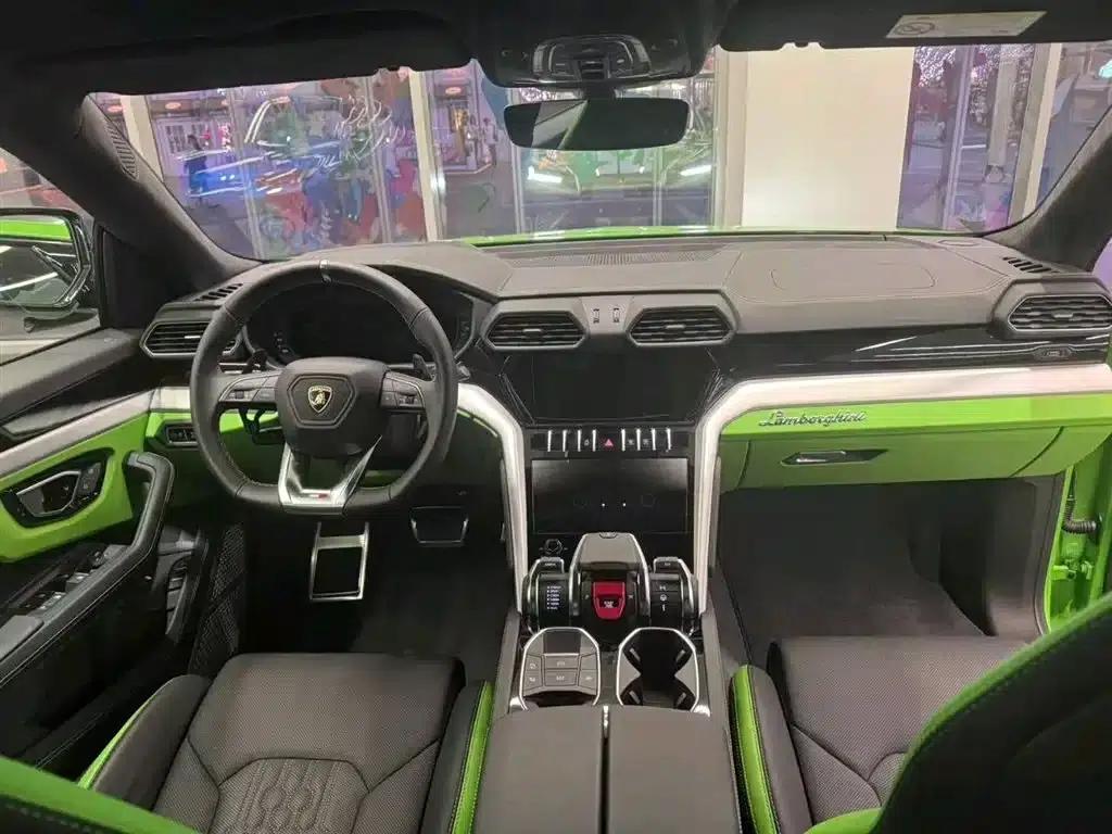 2023 Urus 4.0T V8 S — миниатюра 6