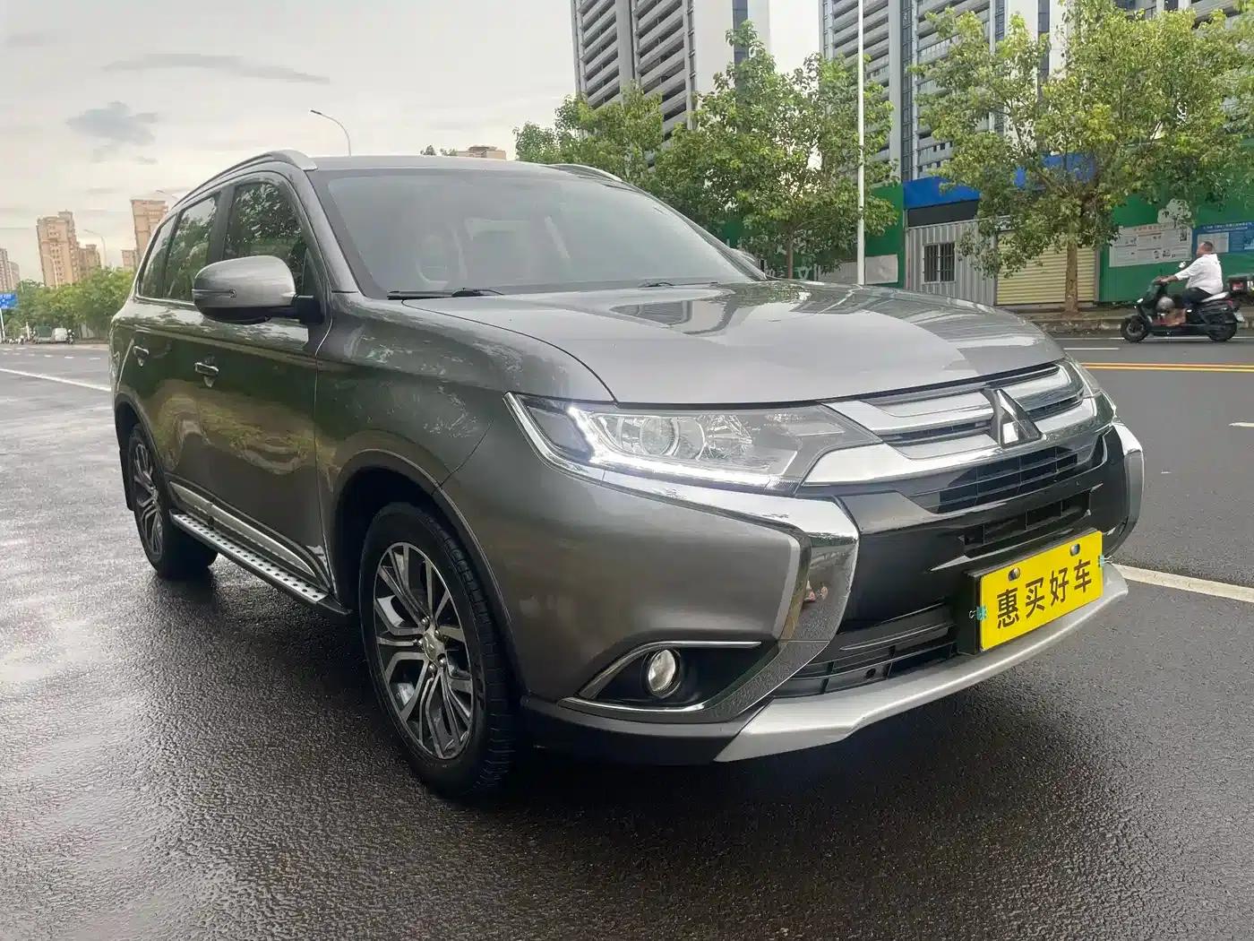Outlander 2018 2.0L 2WD Glory Edition 5-seater — миниатюра 3