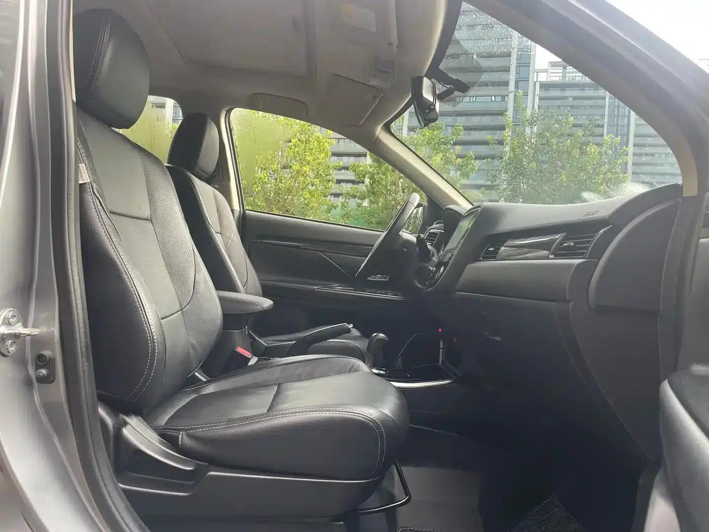 Outlander 2018 2.0L 2WD Glory Edition 5-seater — миниатюра 8