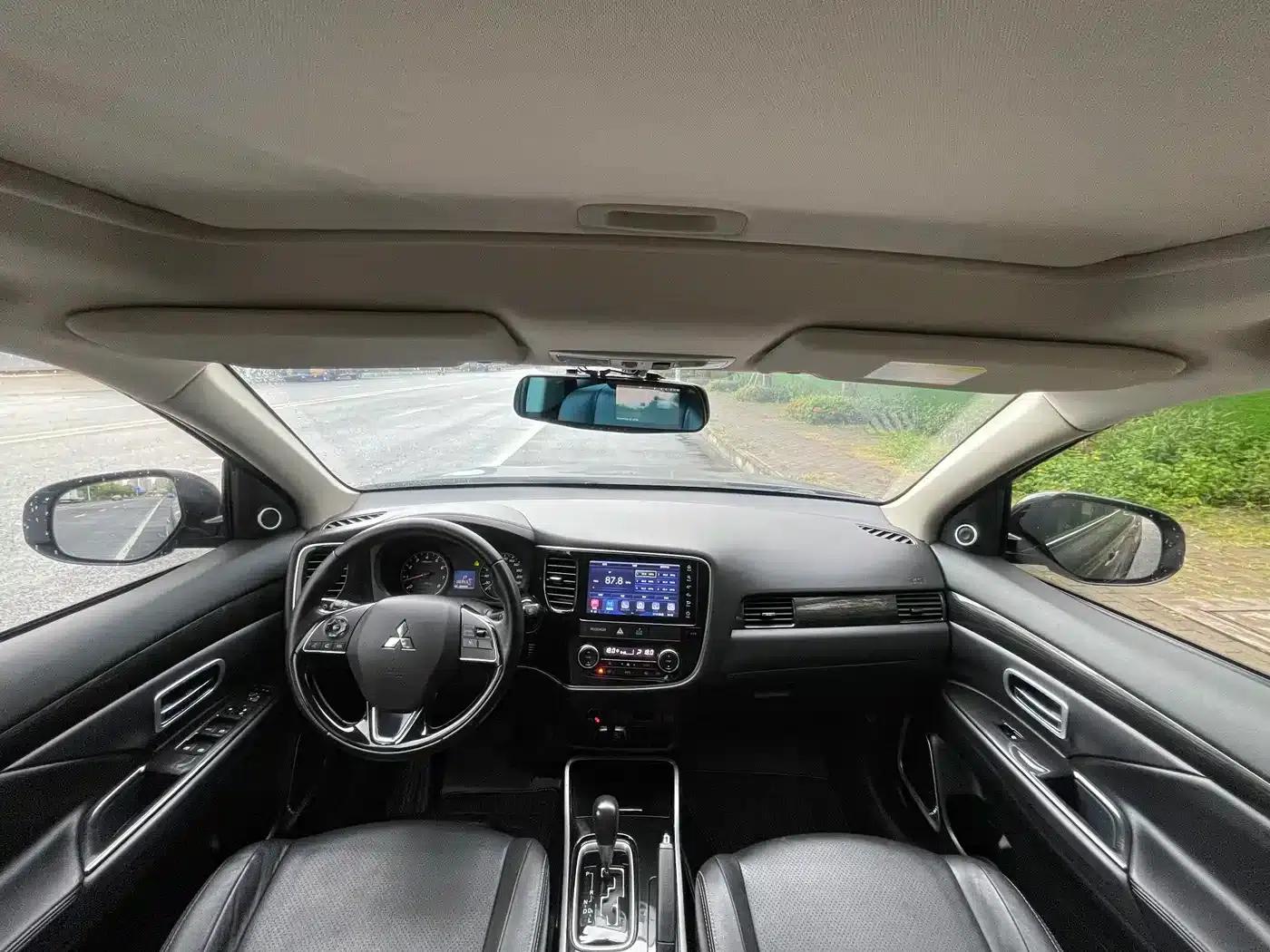 Outlander 2018 2.0L 2WD Glory Edition 5-seater — миниатюра 10