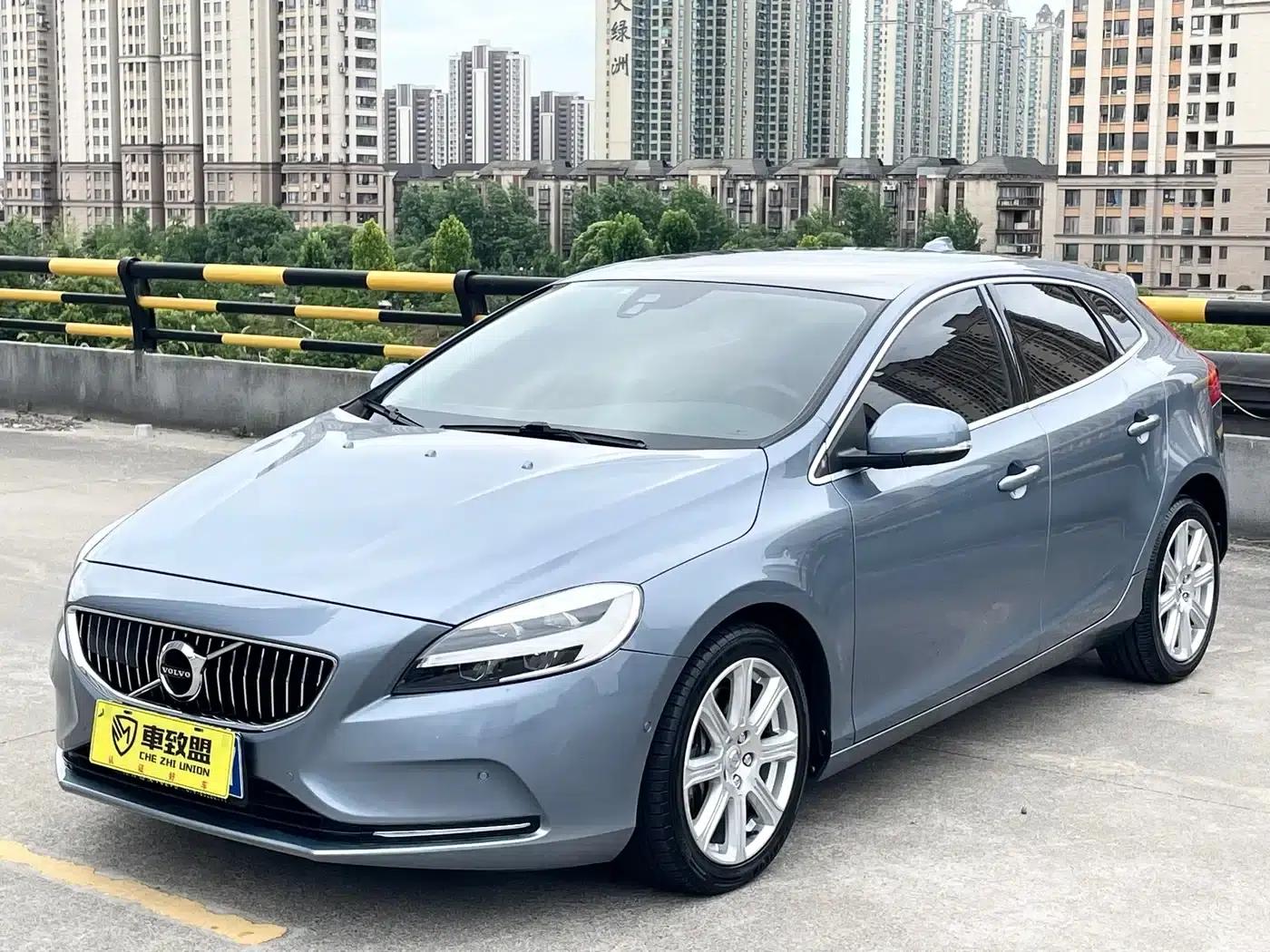 2017 Volvo V40 T3 Smart Edition — миниатюра 1