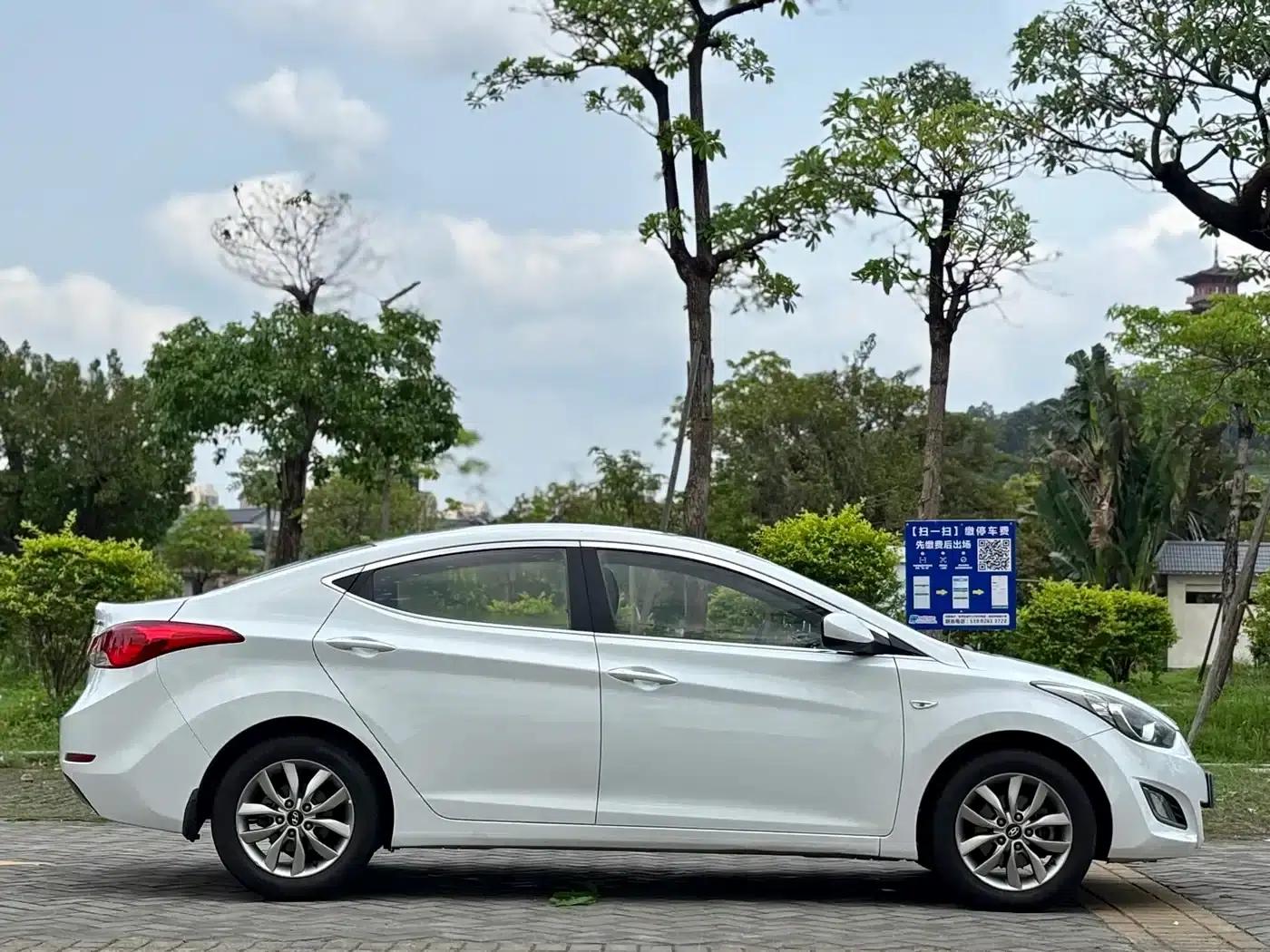 Hyundai Elantra 2015 1.6L Automatic Fashion Edition — миниатюра 4