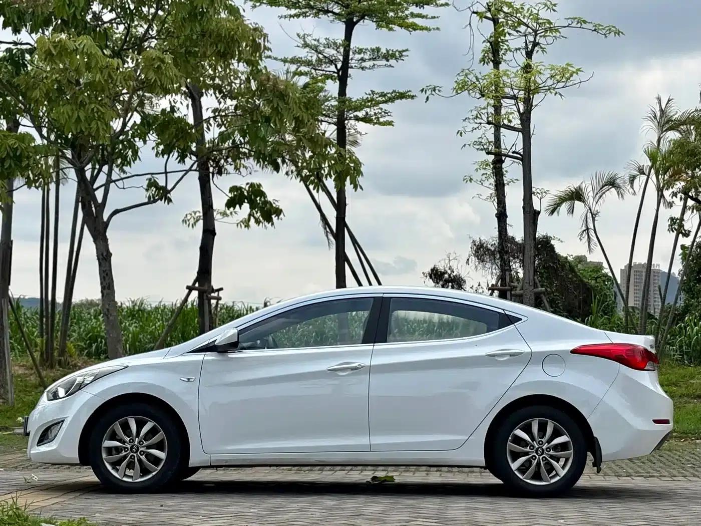 Hyundai Elantra 2015 1.6L Automatic Fashion Edition — миниатюра 5