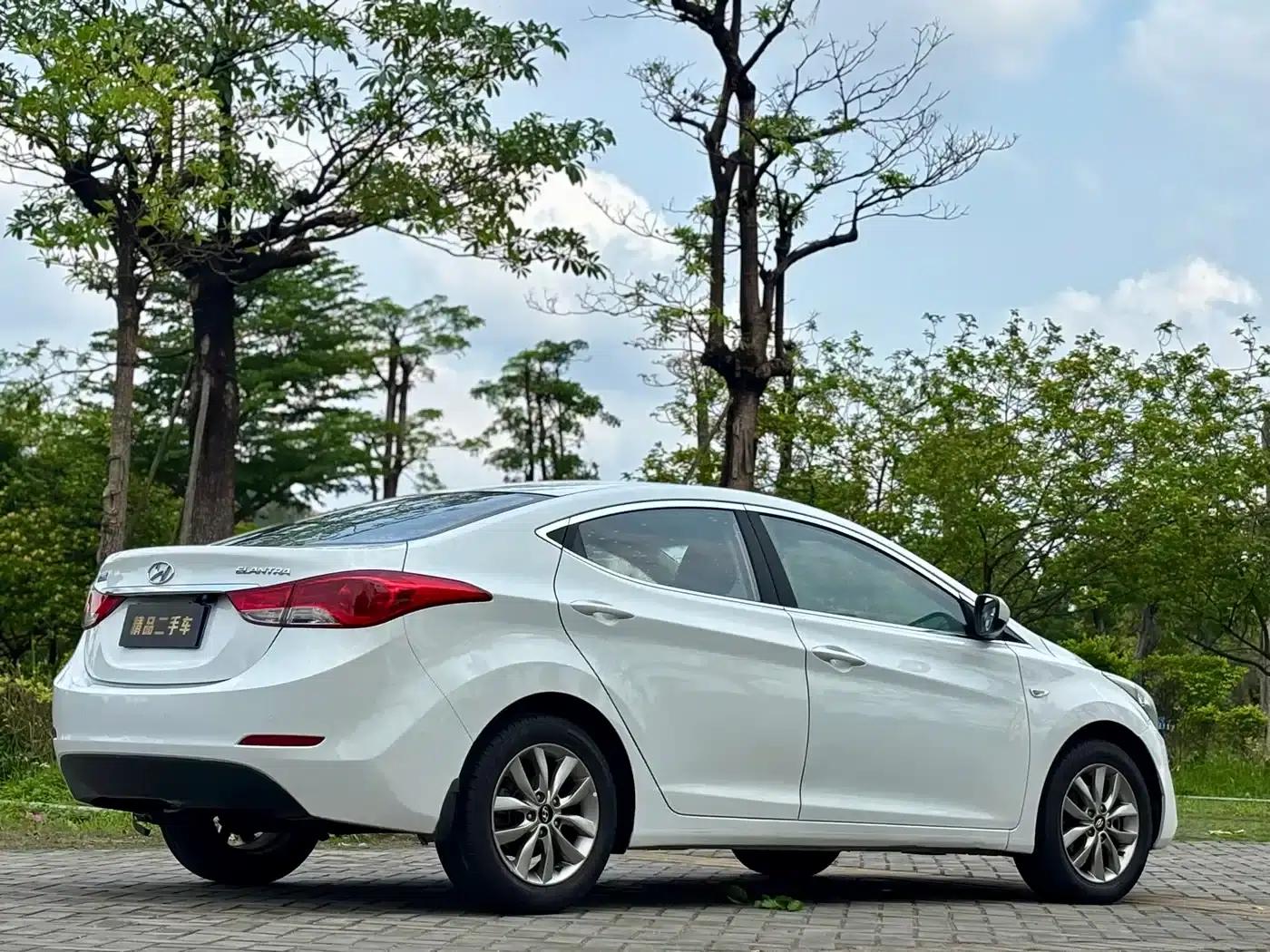 Hyundai Elantra 2015 1.6L Automatic Fashion Edition — миниатюра 6