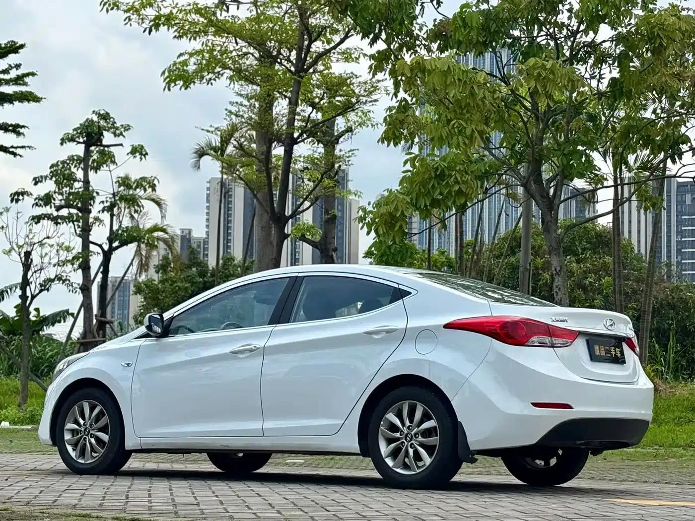 Hyundai Elantra 2015 1.6L Automatic Fashion Edition — миниатюра 8