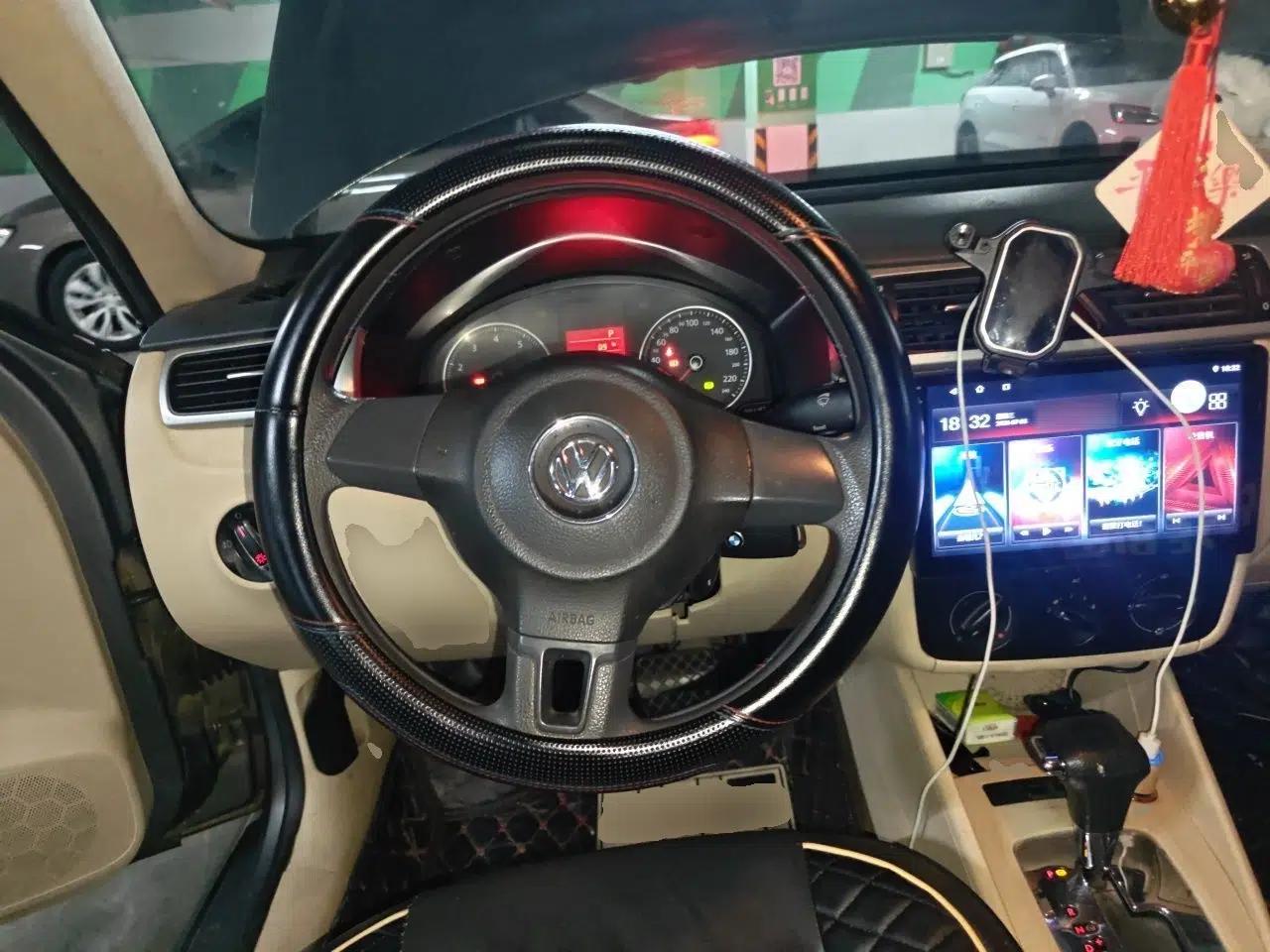 Volkswagen Bora 2012 1.6L Automatic Fashion Edition — миниатюра 10