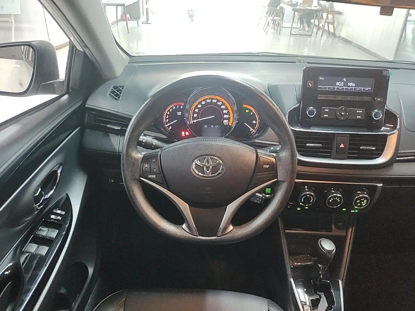 Toyota YARiS L Zhi Xuan 2022 1.5L CVT Luxury PLUS Edition — миниатюра 13
